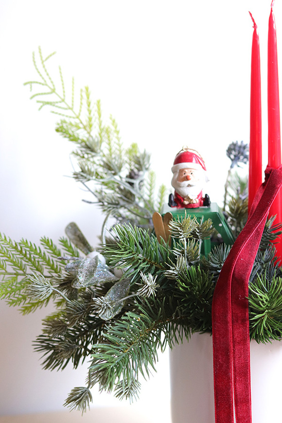 W Oslo, stroik świąteczny z piernikowym domkiem