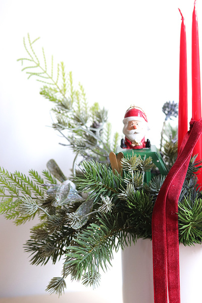 W Oslo, stroik świąteczny z piernikowym domkiem