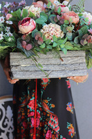 Nurita, dekoracja nagrobna w drewnianej skrzynce, wym.47x122cm 