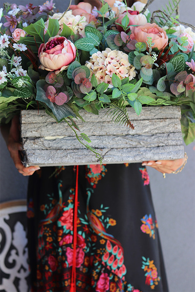 Nurita, dekoracja nagrobna w drewnianej skrzynce, wym.47x122cm 