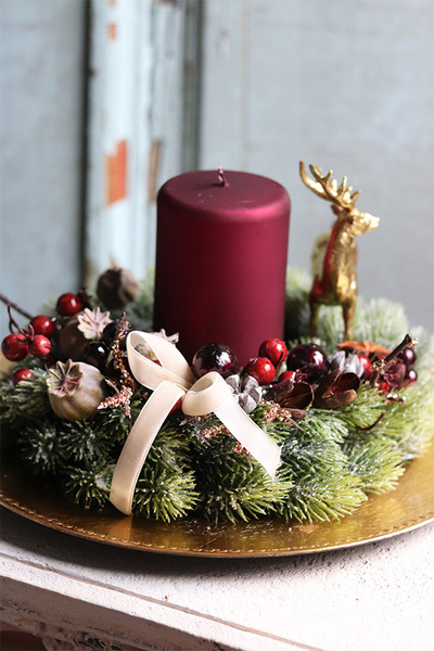 elegancki świąteczny stroik, Bordoti, na złotym talerzu, śr.35cm