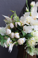 Elegance Hotel, biała kompozycja kwiatowa