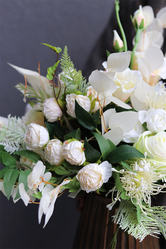 Elegance Hotel, biała kompozycja kwiatowa