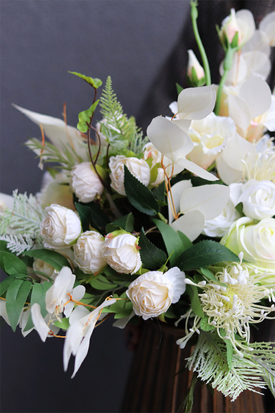 Elegance Hotel, biała kompozycja kwiatowa