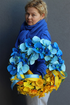 wianek na drzwi z orchideą i żonkilami, Ukraina 2, śr.43cm 