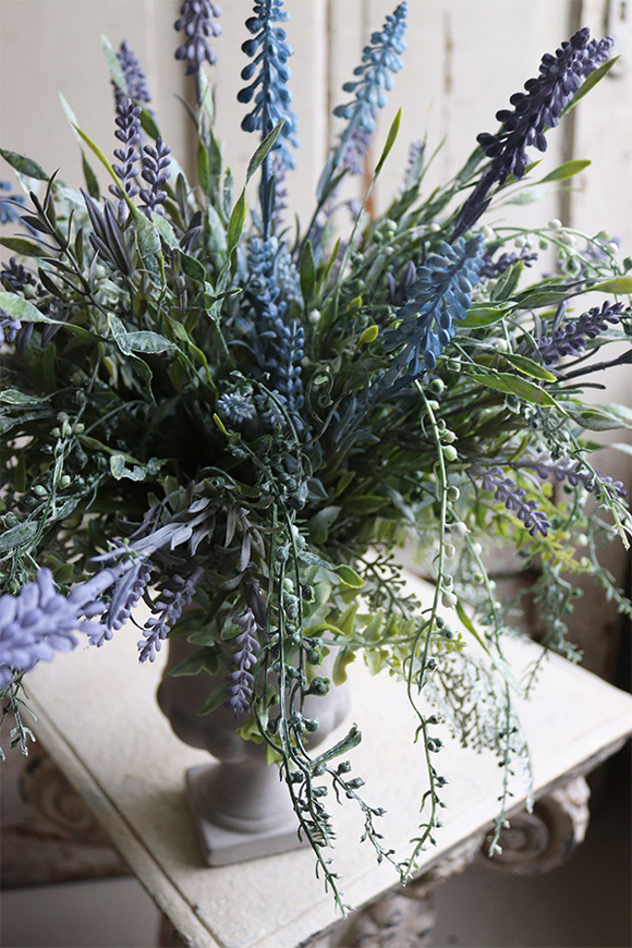 lawenda w cementowym pucharze Grigio, Szafirowe Wzgórza, wys.47cm