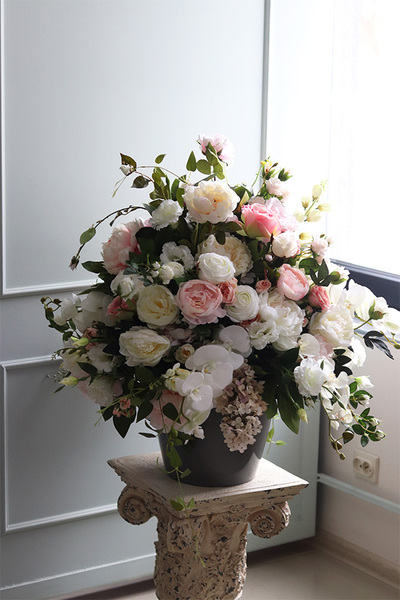 ekskluzywna kompozycja kwiatowa w szarej donicy, Maria Antonina 2, wym.80x78cm 