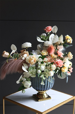 Ateneum, kompozycja kwiatowa w naczyniu, wym.55x60cm