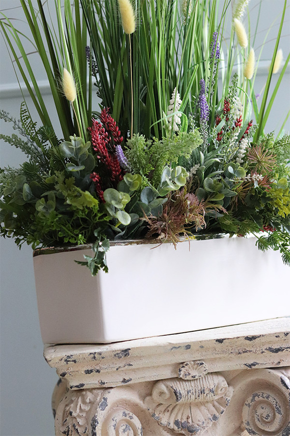 kompozycja z trawami w białej donicy, Kreosi Felano, wys.76cm