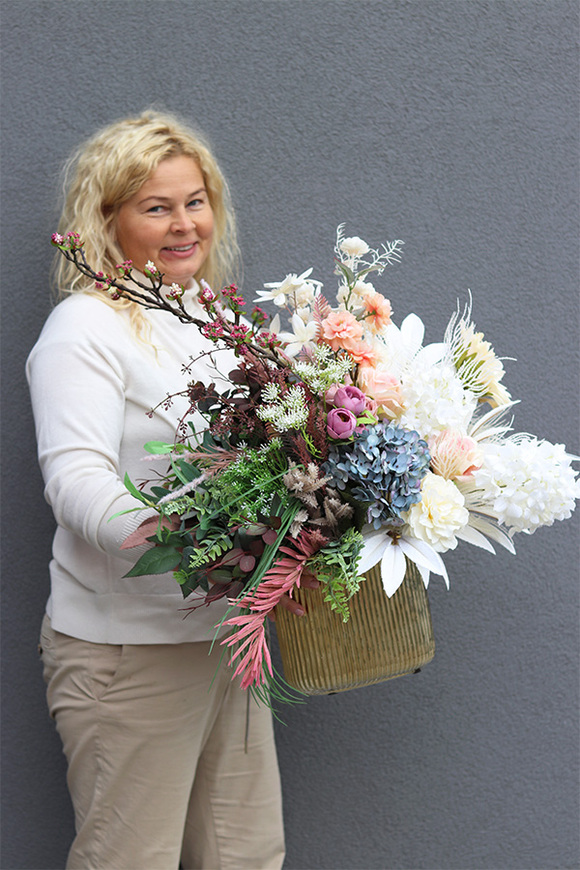 Vivaldi, nowoczesna dekoracja kwiatowa w złotym naczyniu