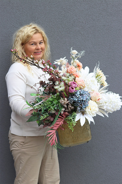 Vivaldi, nowoczesna dekoracja kwiatowa w złotym naczyniu