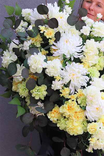 Yellow Wreagry, kompozycja nagrobna w naczyniu