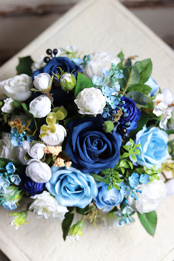 Błękitna Szwajcaria, kompozycja w srebrnym naczyniu