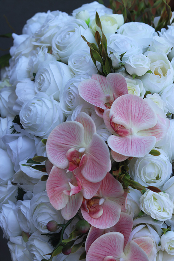 bardzo bogata wiązanka nagrobna z róż, Białe Serce Delania 3