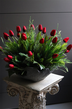 Czerwone Tulippe Volcan, kompozycja nagrobna w misie, wys.46cm  