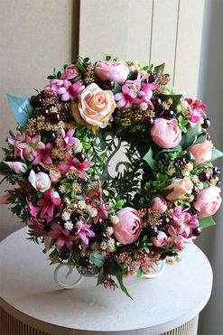 Leoreta Bedra, różowy wianek z jagodami, śr.30cm