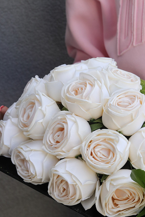 New Design Roses Ecru, dekoracja nagrobna na czarnej podstawie