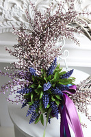 Szafirkowo Spring, asymetryczny wiosenny wianek na drzwi