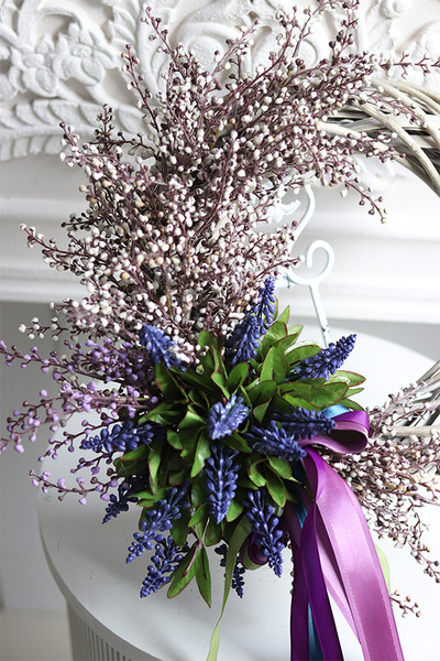 Szafirkowo Spring, asymetryczny wiosenny wianek na drzwi