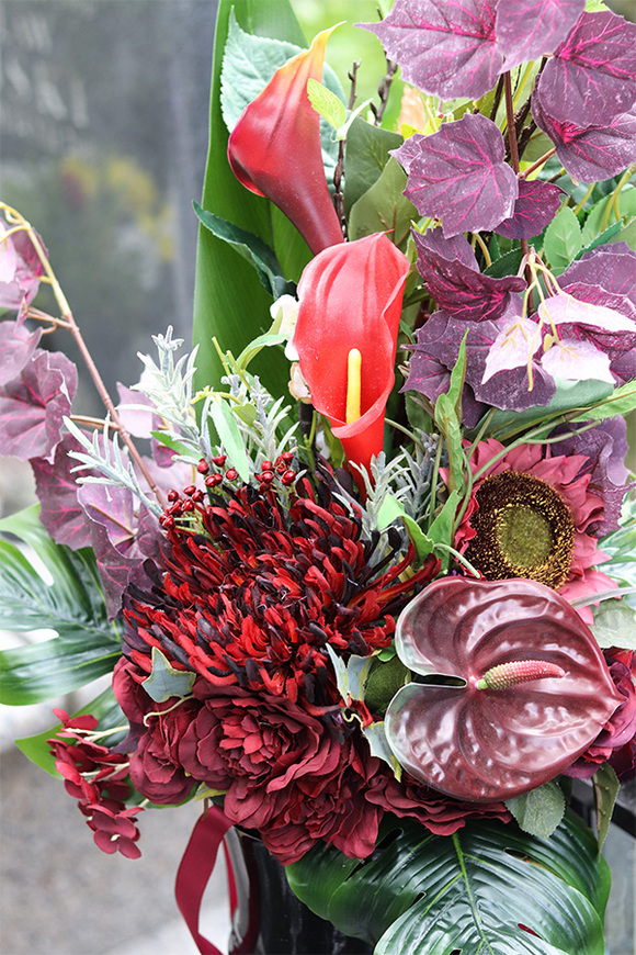 Lerrta, bukiet nagrobny z kaliami i czerwonym bluszczem