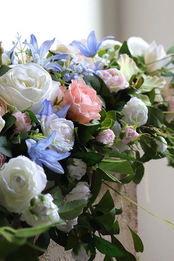 Longia Pastellano, kompozycja kwiatowa na długi stół