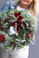 Karminia, świąteczny wianek z owocami