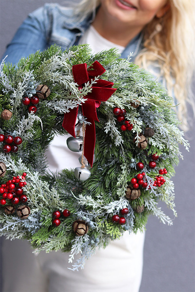 Karminia, świąteczny wianek z owocami