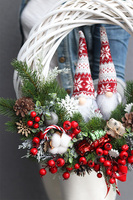 Skrzaty Zimowe, bożonarodzeniowy wianek na drzwi