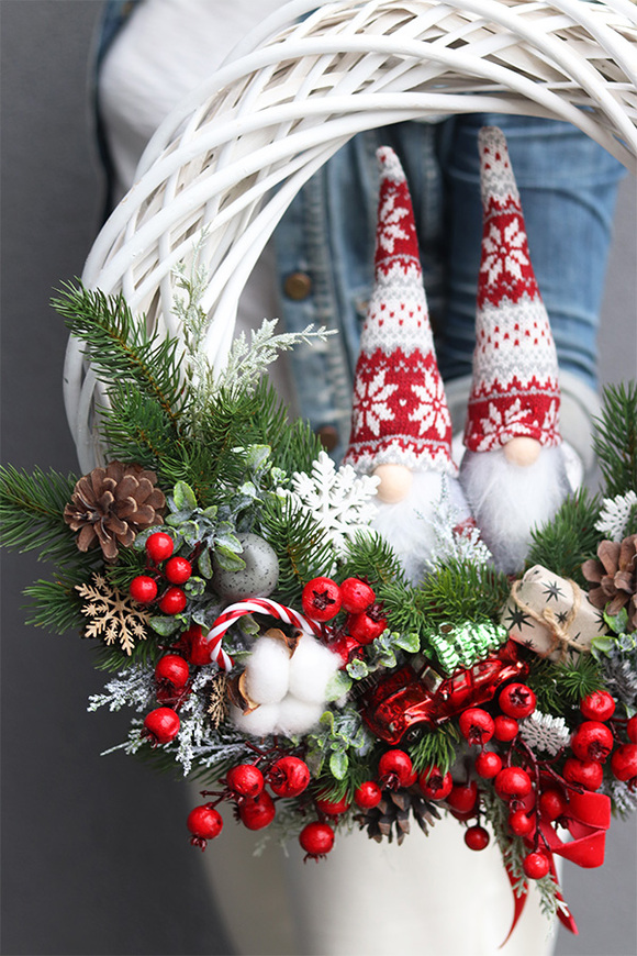 Skrzaty Zimowe, bożonarodzeniowy wianek na drzwi