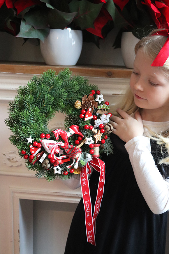 Konik na Biegunach, świąteczny wianek z asymetryczną dekoracją