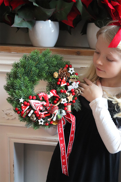 Konik na Biegunach, świąteczny wianek z asymetryczną dekoracją