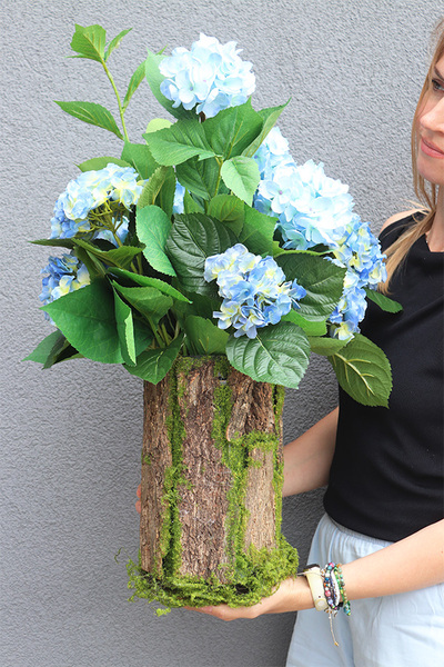 Blue Hortensja w Mchu, kompozycja kwiatowa w pniu
