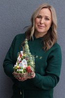 Mini World, świąteczny stroik na plastrze drewna