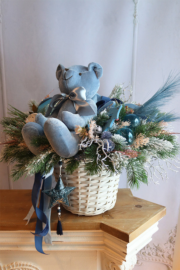 Pluszowy Miś, świąteczny stroik w koszyku