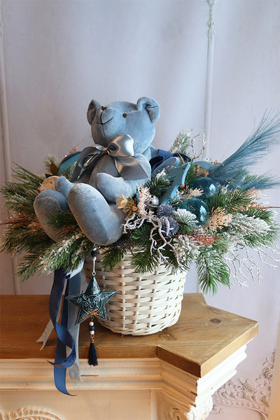 Pluszowy Miś, świąteczny stroik w koszyku