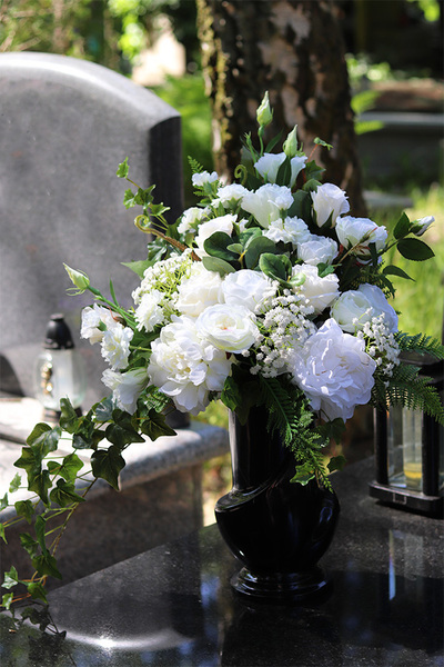 Fleurs Blanches, bukiet nagrobny we wkładzie do wazonu