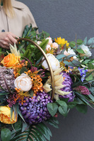 Wspomnienie Andaluzji, dekoracja nagrobna w metalowym koszu