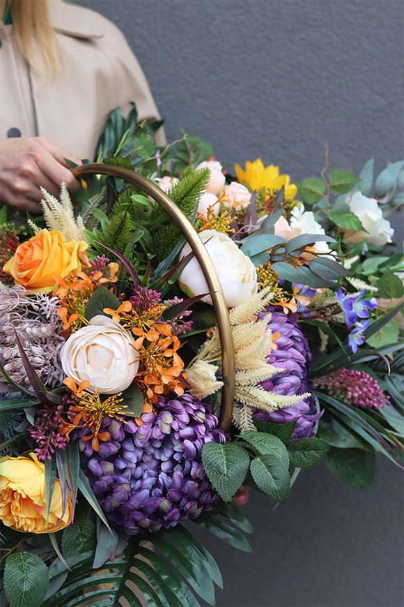 Wspomnienie Andaluzji, dekoracja nagrobna w metalowym koszu