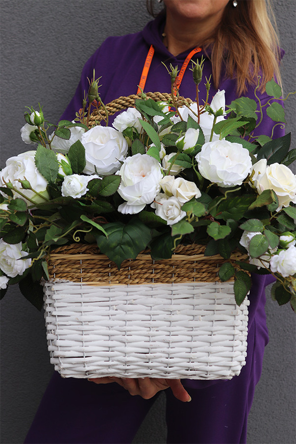 Białe Dni Roses, nagrobny kosz z białymi różami