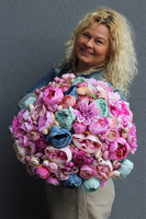 Caryca Renato 2, bogaty kosz z peoniami