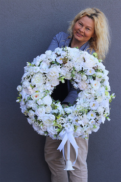 Innocence, dekoracyjny wianek z białymi kwiatami, śr.61cm  