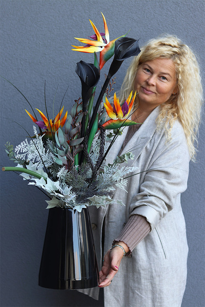 Black, bukiet nagrobny we wkładzie z kalią i strelicją, dł.85cm 