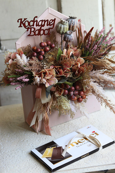 bardzo urocza koperta / flowerbox z pralinami, Nedia Chocolates, wym. 30x38cm   