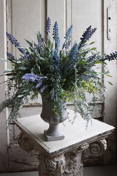 lawenda w cementowym pucharze Grigio, Szafirowe Wzgórza, wys.47cm