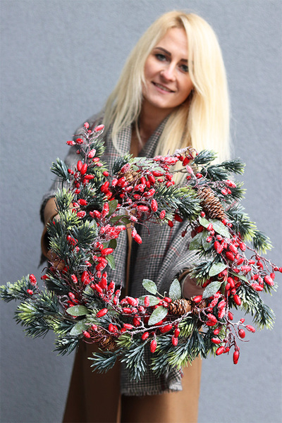 Redd, zimowy wianek z czerwonymi owocami