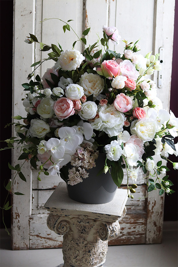 ekskluzywna kompozycja kwiatowa w szarej donicy, Maria Antonina 2, wym.80x78cm 