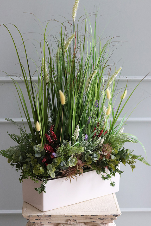 kompozycja z trawami w białej donicy, Kreosi Felano, wys.76cm