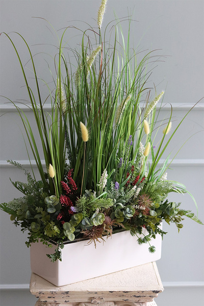 kompozycja z trawami w białej donicy, Kreosi Felano, wys.76cm