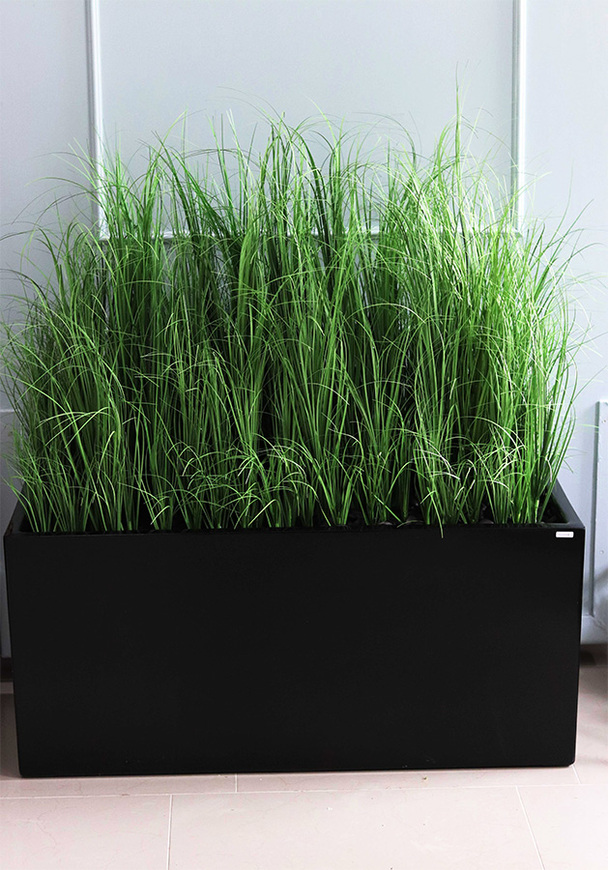 Fiberglass Grande Premium, sztuczne trawy w czarnej donicy, wys.110cm