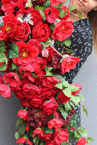 Czerwone Dni, girlanda nagrobna z różami